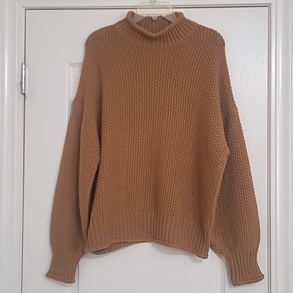 Oversized knitted sweater. Size Large. Khaki colored.